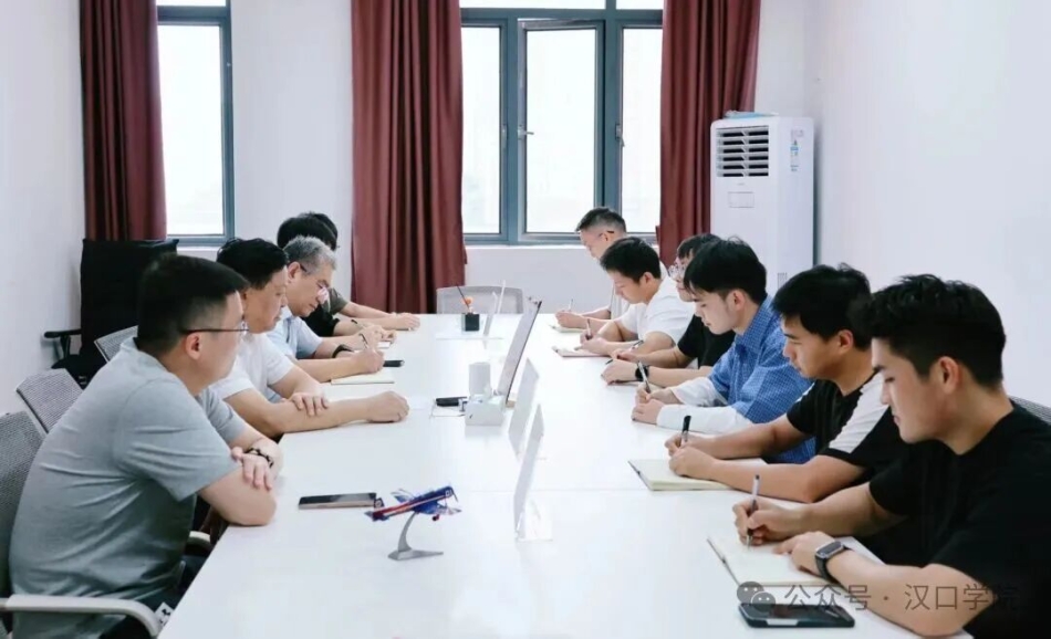 董事長羅愛平教授與學校人工智能機器人研究所研究員開展專題座談